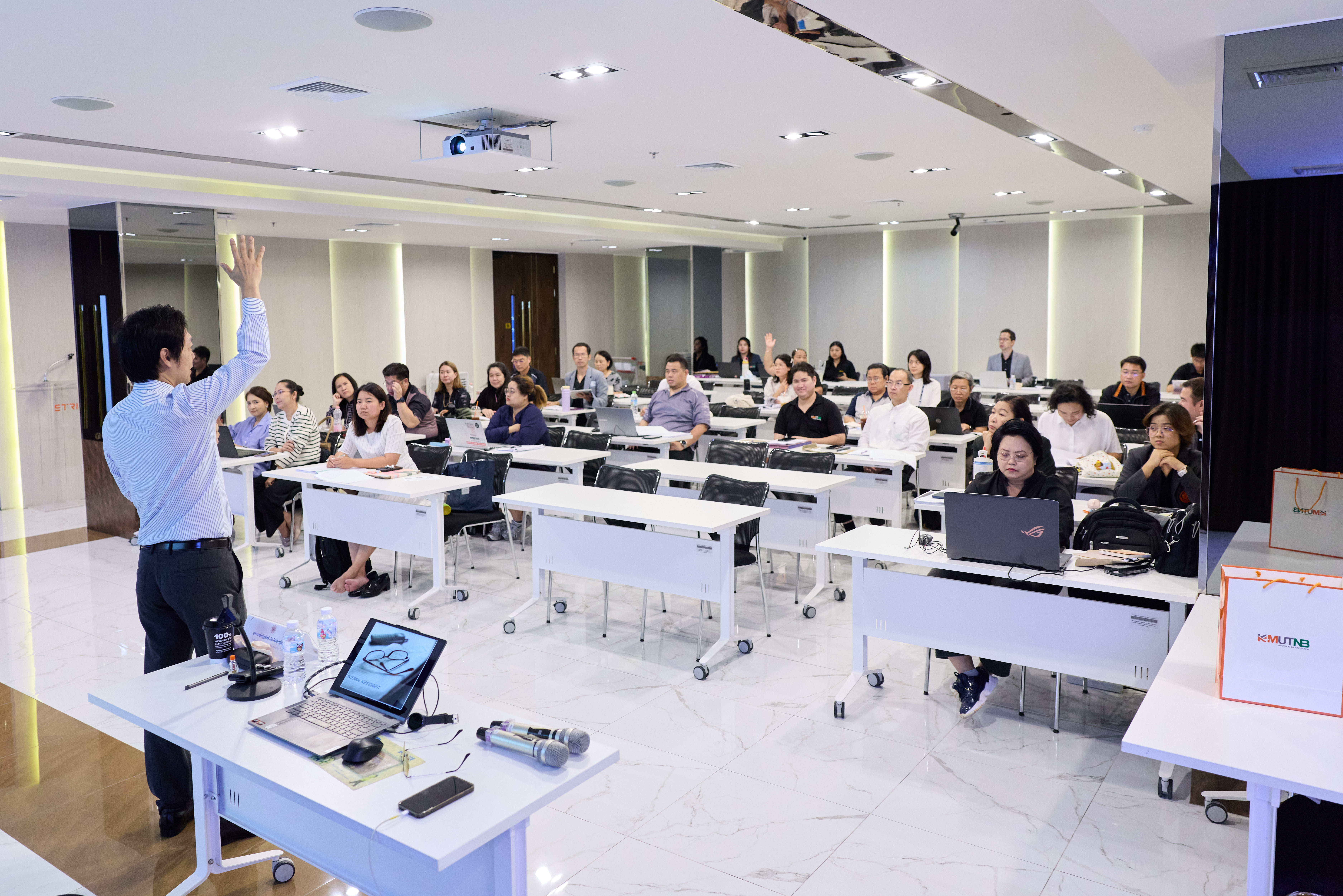 R52_8877.jpg